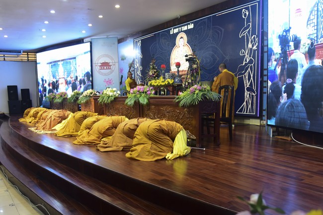 The 1st Three-Jewel Refuge Ceremony in 2021